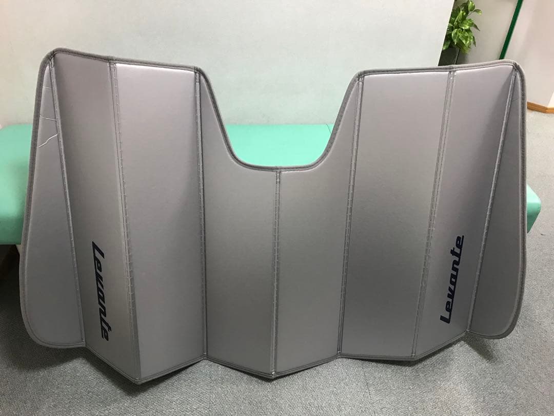 マセラティ　レヴァンテ　サンシェード