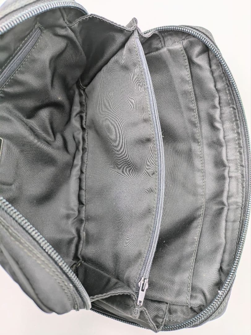 PRADA ブラックナイロンポーチ ギャランティカード 良品 - Bag工場 直営 店