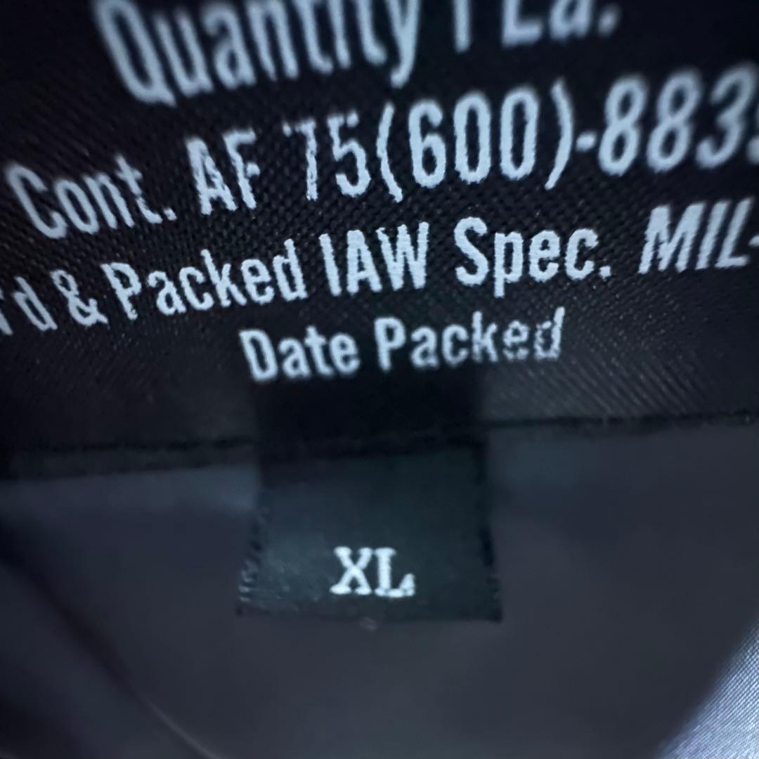 〈美品〉AVIREX アヴィレックス【XL】フード付きビッグロゴ 中綿ジャケット