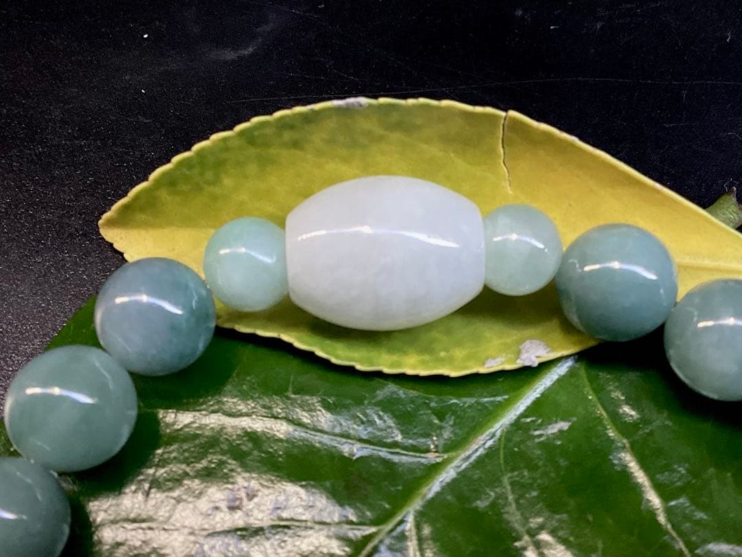 ✳1点限り‼️ 糸魚川翡翠入りコン沢青緑色　棗型入りブレスレット　本物保証品です‼️