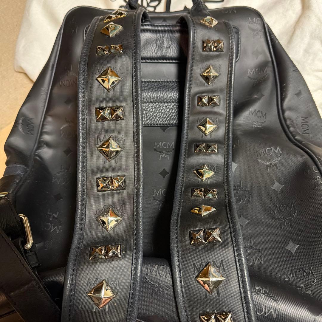MCM スタッズ付きブラックリュック　本物ギャランティーカードあり