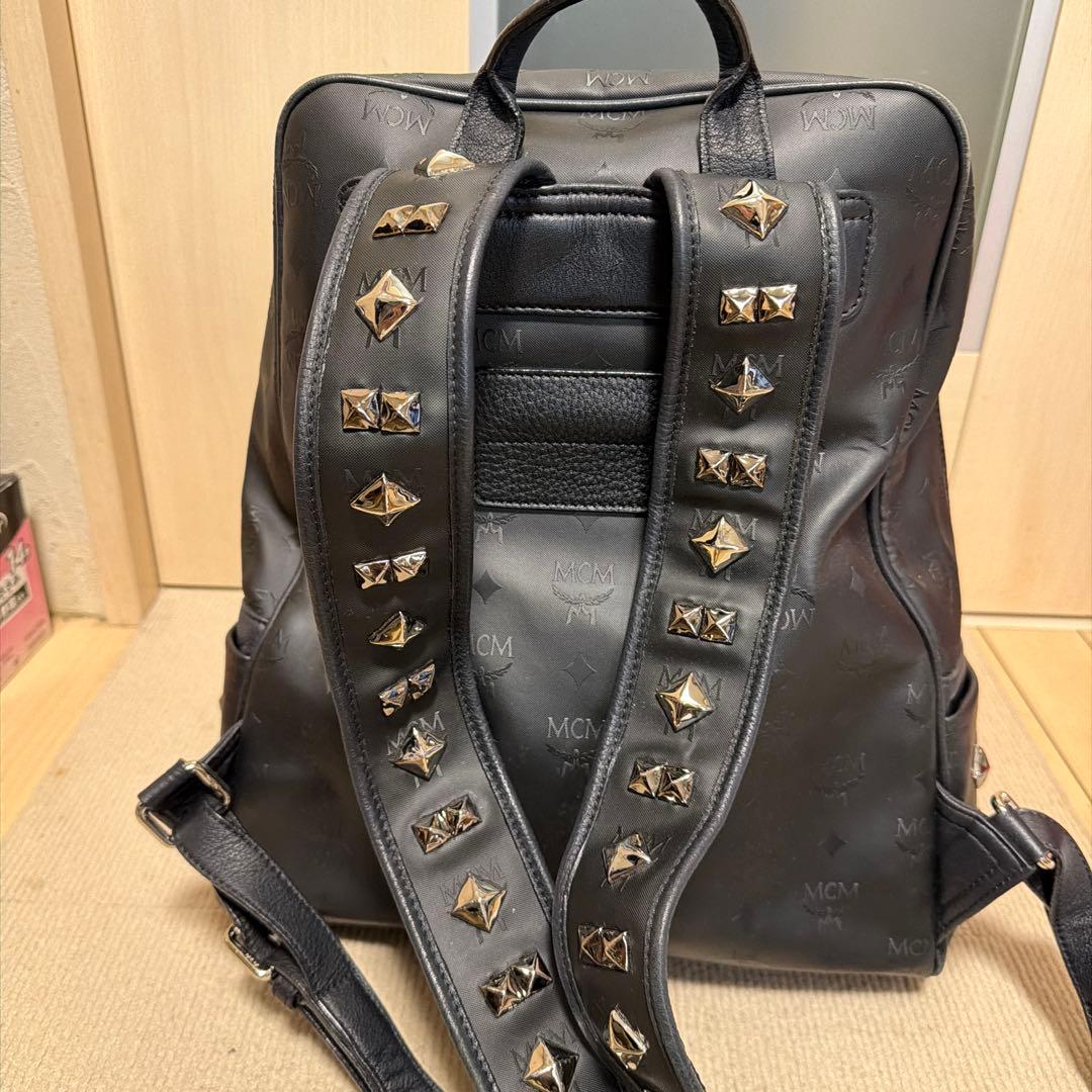 MCM スタッズ付きブラックリュック　本物ギャランティーカードあり