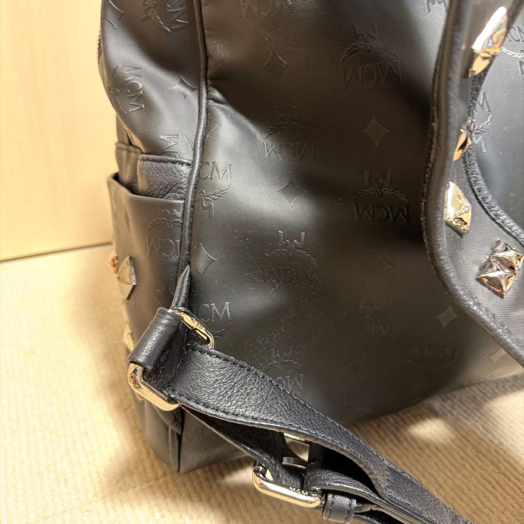 MCM スタッズ付きブラックリュック　本物ギャランティーカードあり