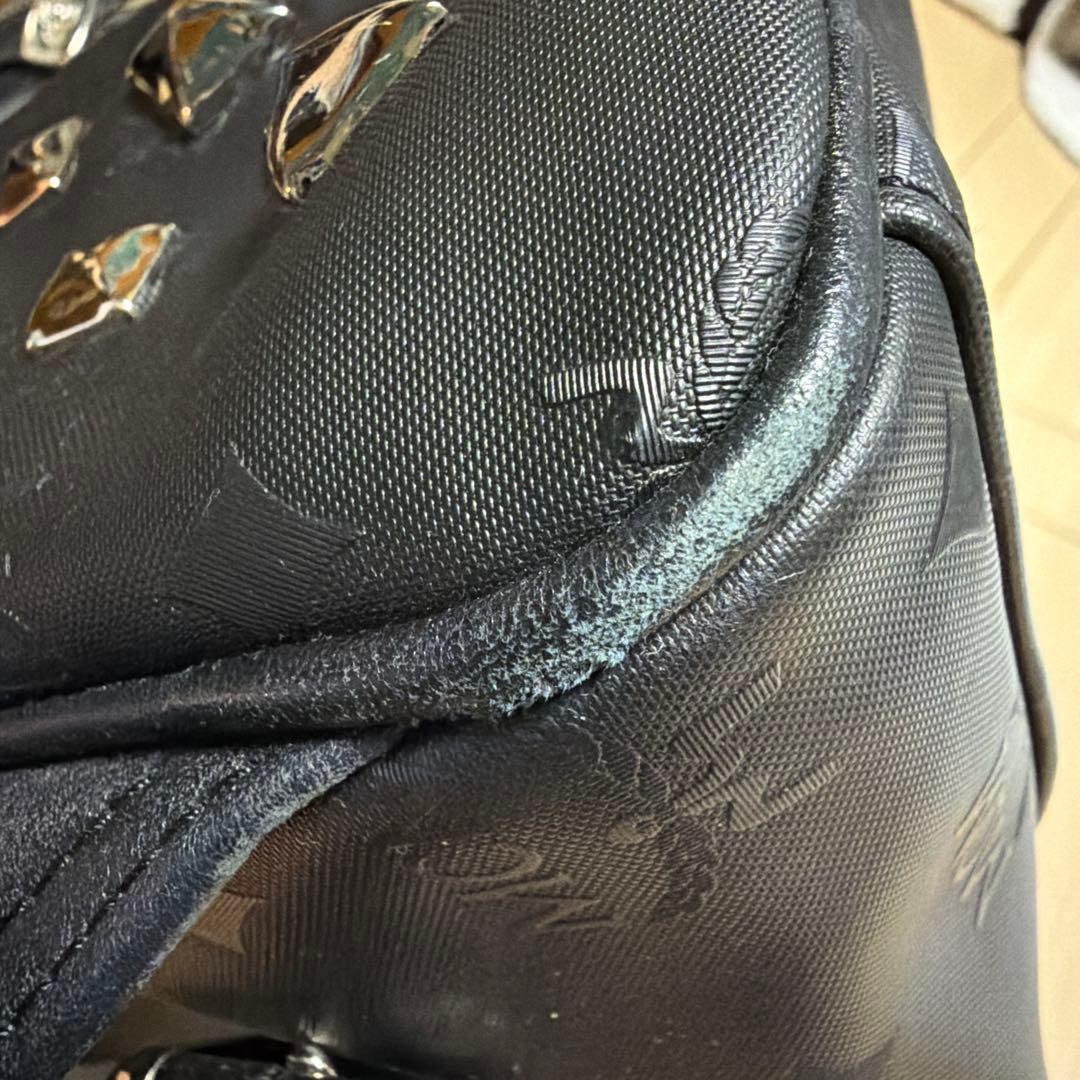 MCM スタッズ付きブラックリュック　本物ギャランティーカードあり