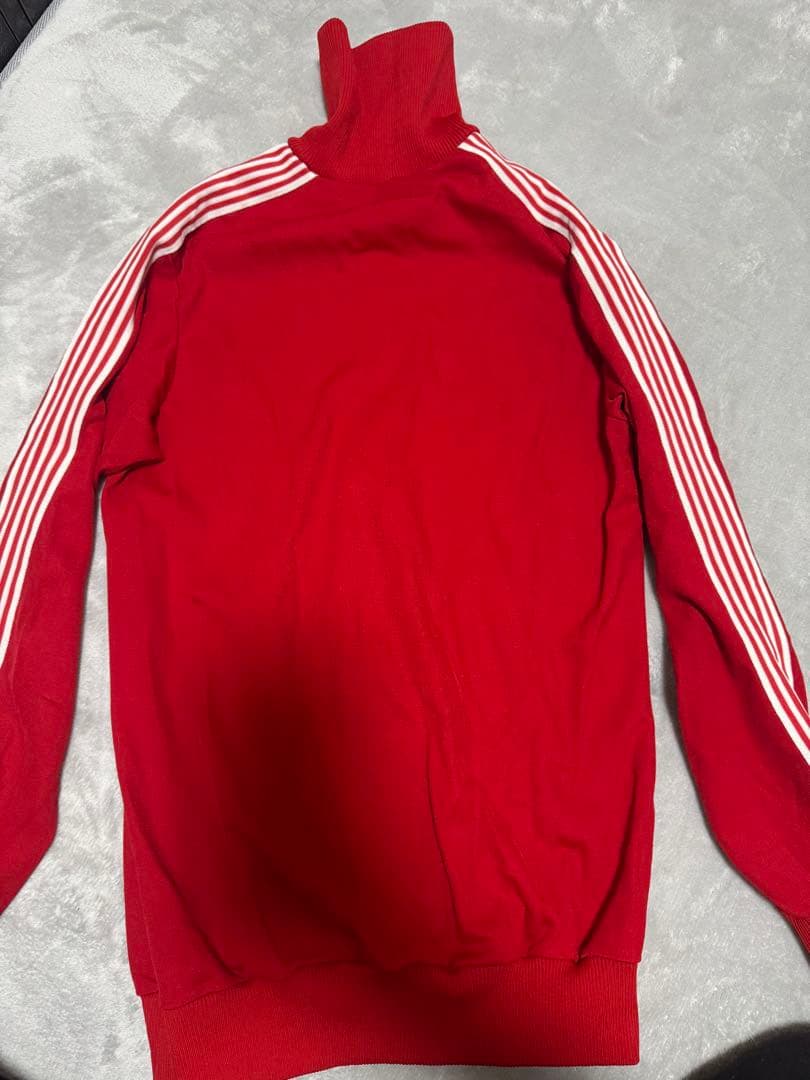 赤色ハイネックフルジップジャージ