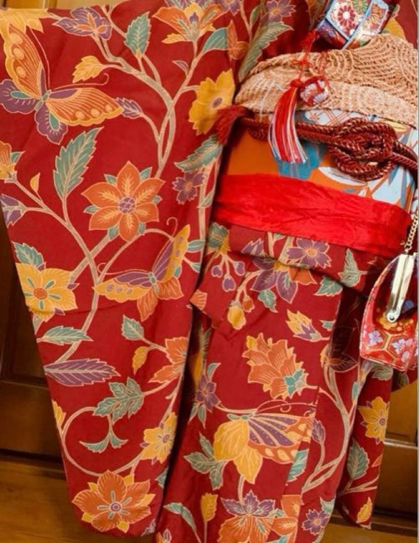 七歳の女の子のお支度　臙脂色　紅型風模様渋め　正絹振袖　七五三