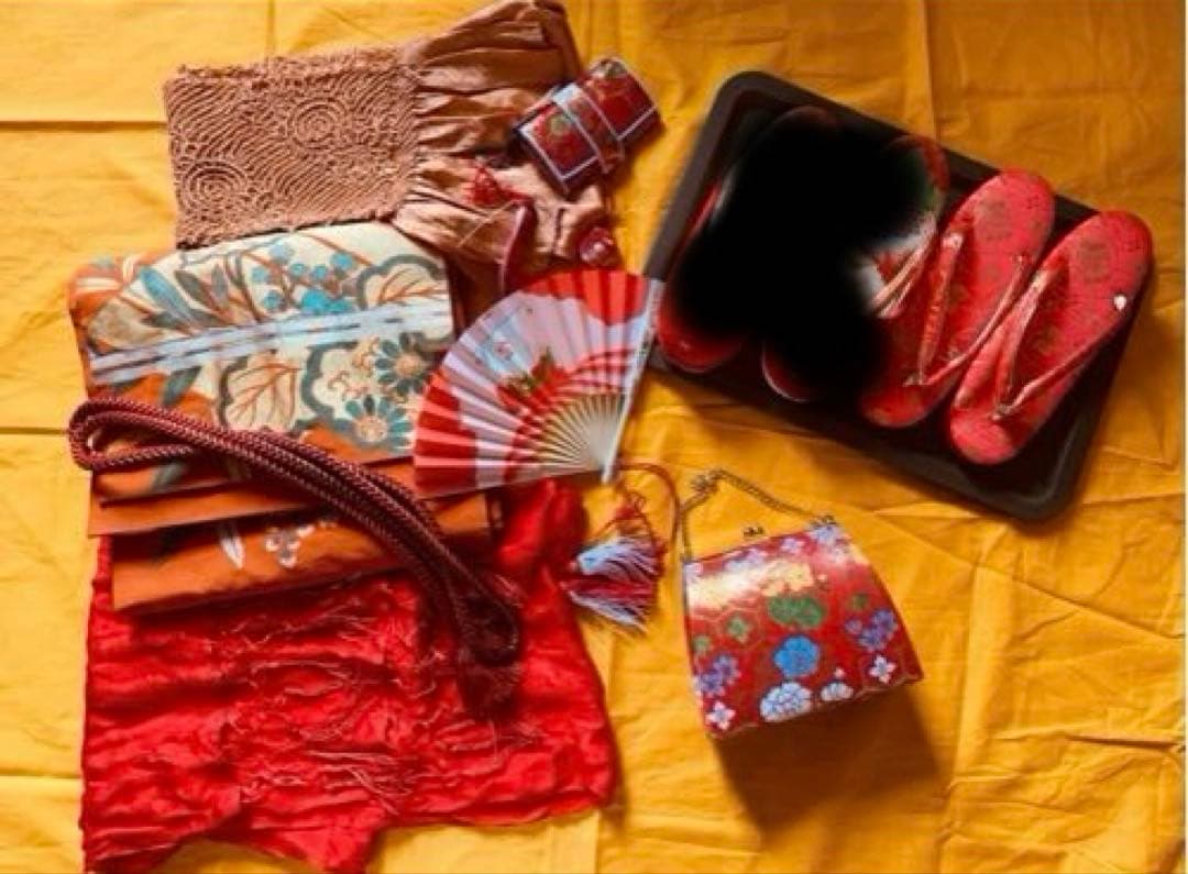 七歳の女の子のお支度　臙脂色　紅型風模様渋め　正絹振袖　七五三