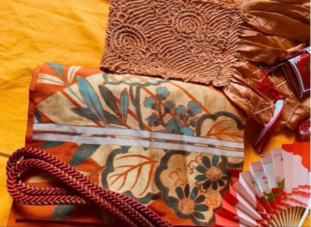 七歳の女の子のお支度　臙脂色　紅型風模様渋め　正絹振袖　七五三