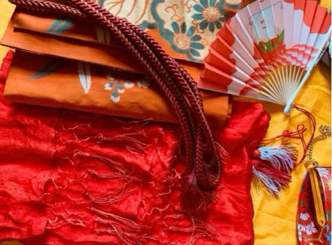 七歳の女の子のお支度　臙脂色　紅型風模様渋め　正絹振袖　七五三