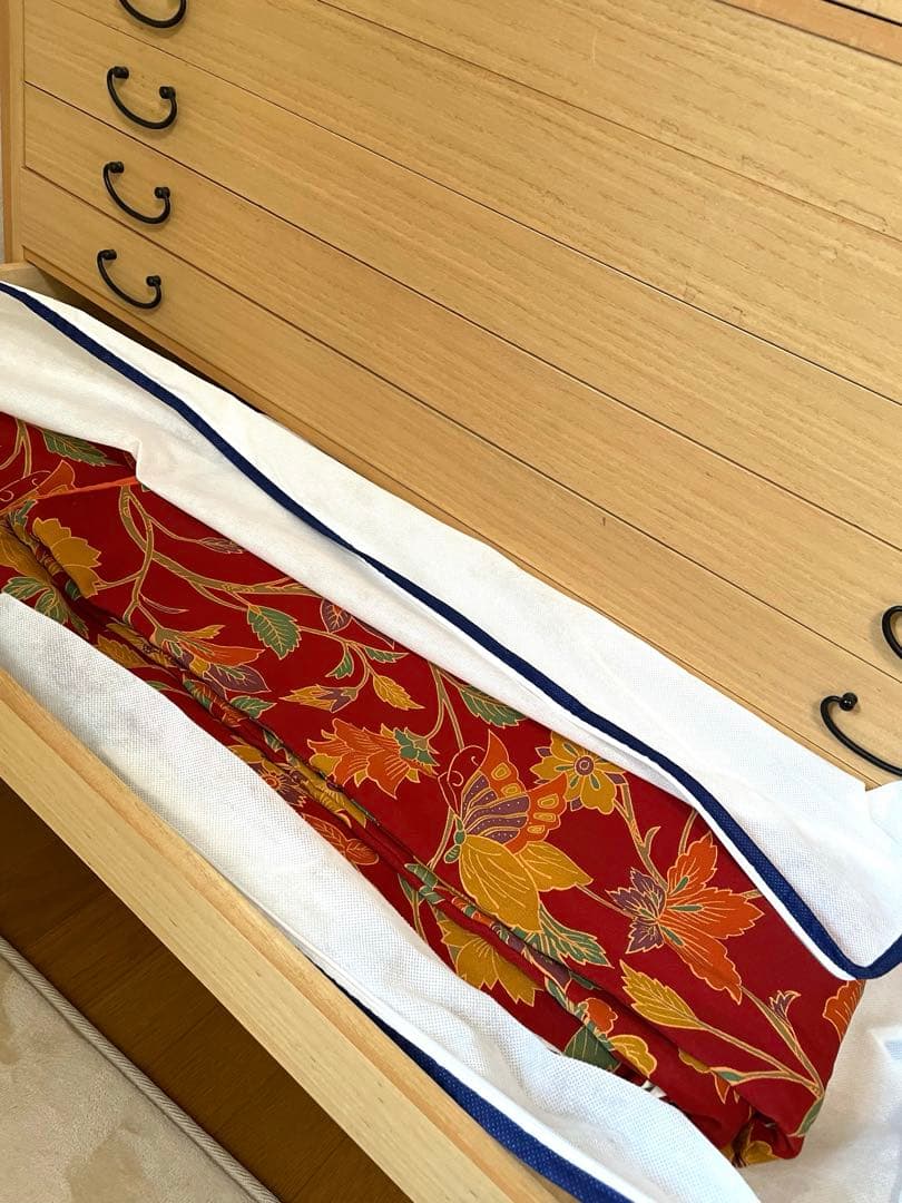 七歳の女の子のお支度　臙脂色　紅型風模様渋め　正絹振袖　七五三