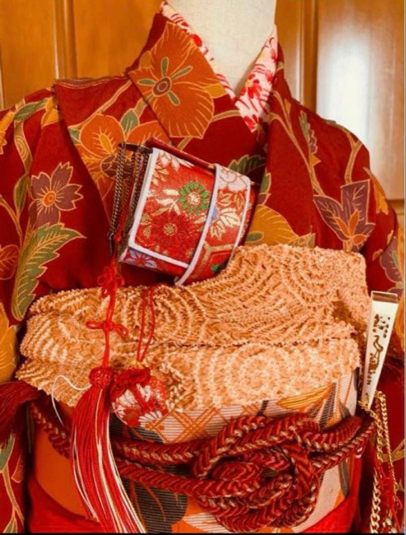 七歳の女の子のお支度　臙脂色　紅型風模様渋め　正絹振袖　七五三