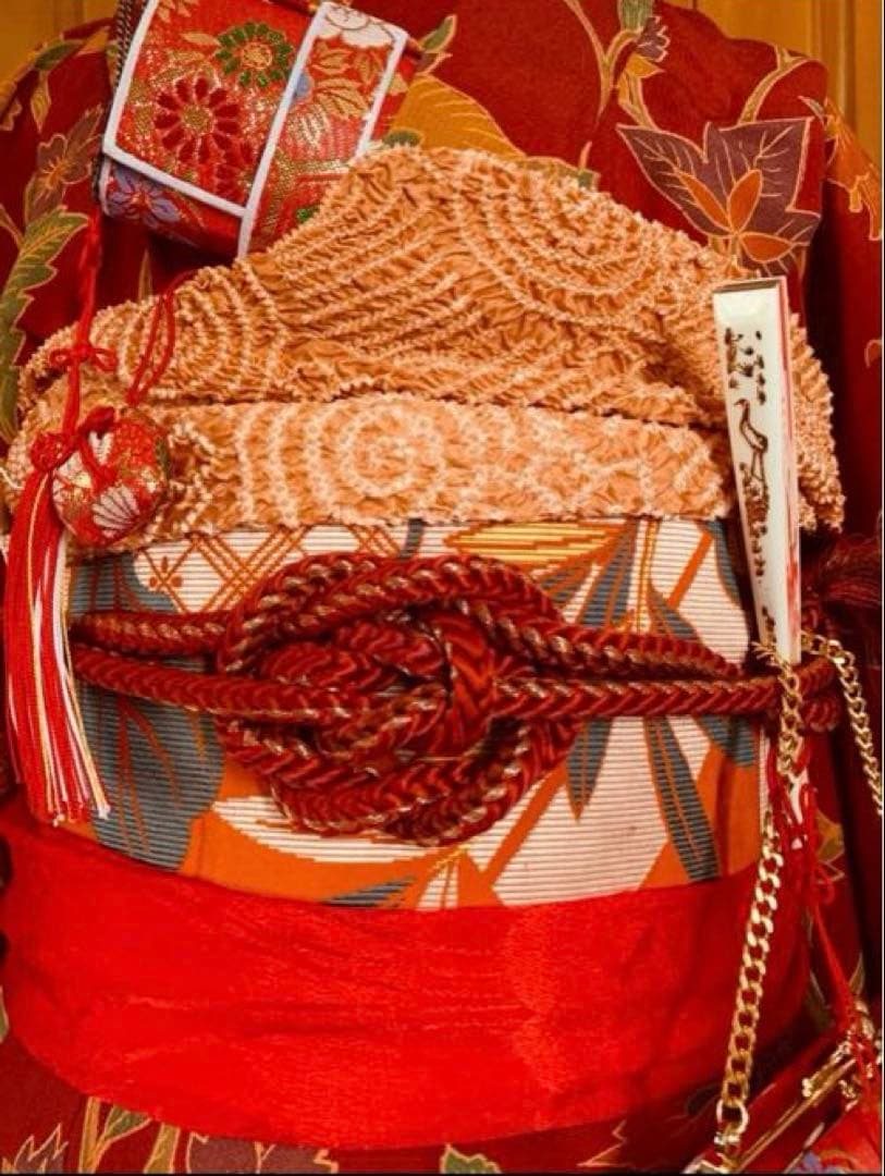 七歳の女の子のお支度　臙脂色　紅型風模様渋め　正絹振袖　七五三