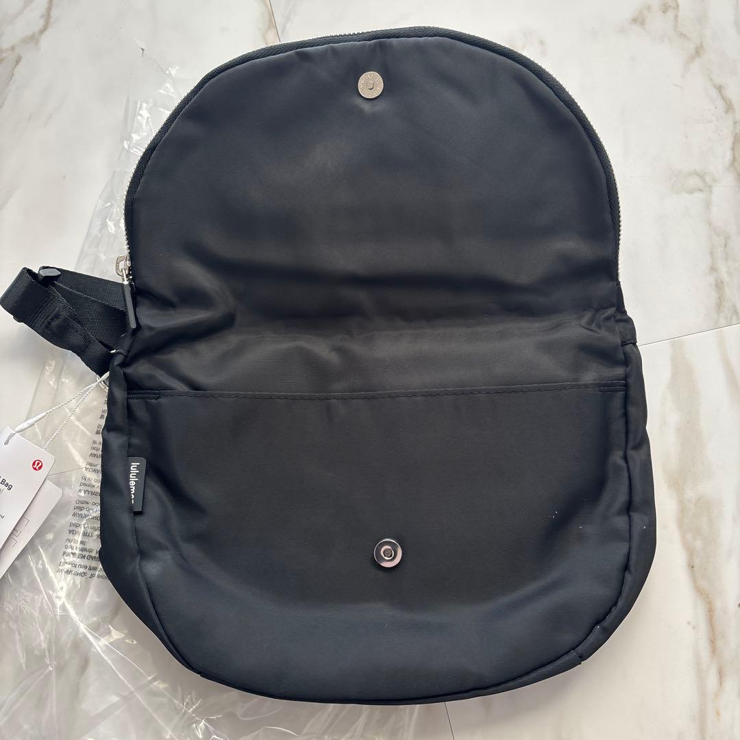 Lululemon ブラック ボディバッグ　ショルダーバック