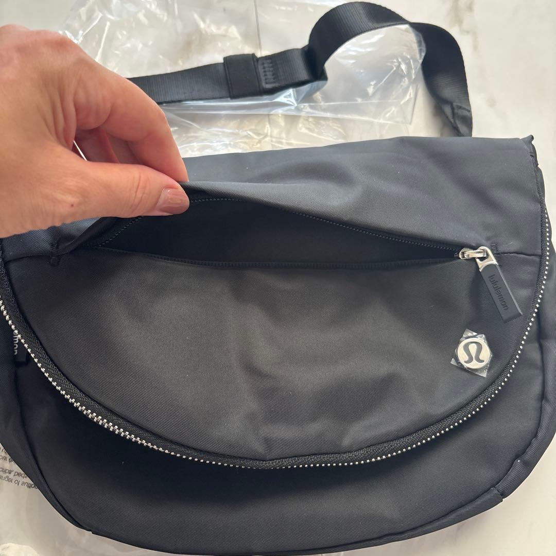 Lululemon ブラック ボディバッグ　ショルダーバック
