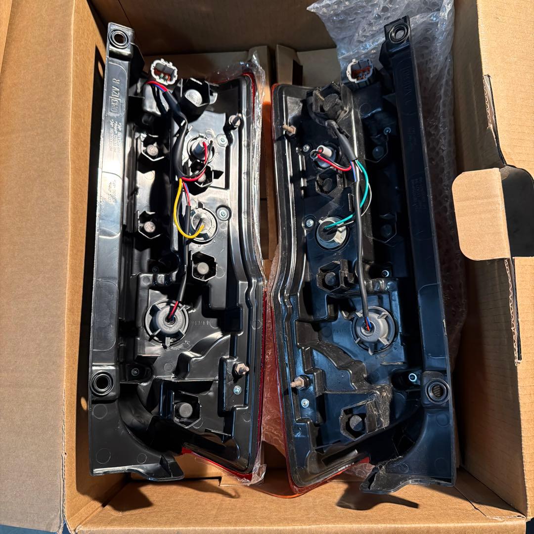 日産NV350テールランプ 赤 2個セット 配線付き