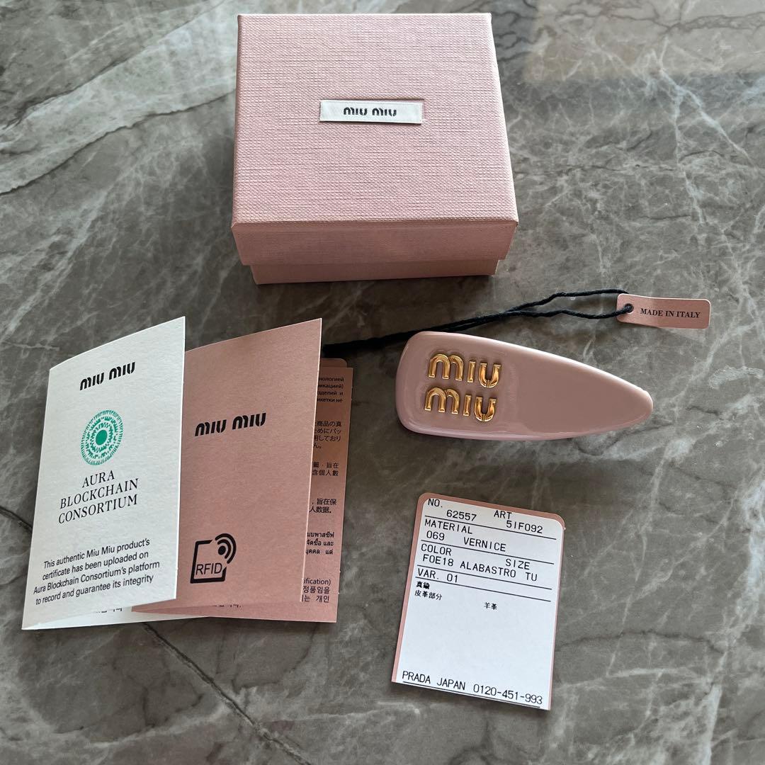 MIU MIU ピンク パテントレザー ヘアクリップ箱付き