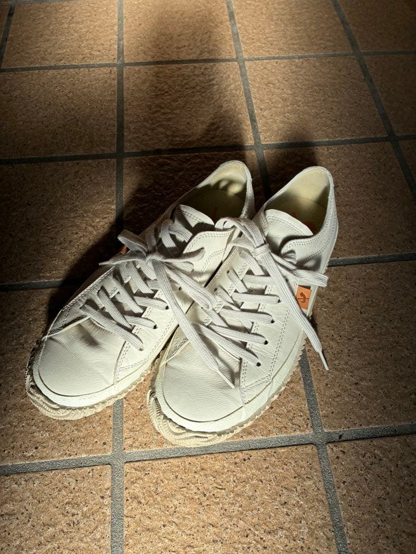 スピングルムーブ　カンガルーレザー　アイボリースニーカー