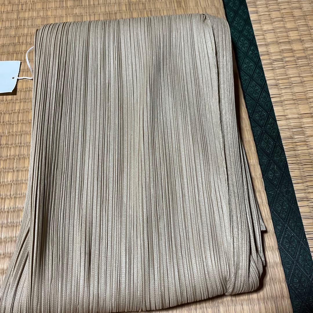 PLEATS PLEASE(プリーツプリーズ) ベージュパンツ　極美品タグ付