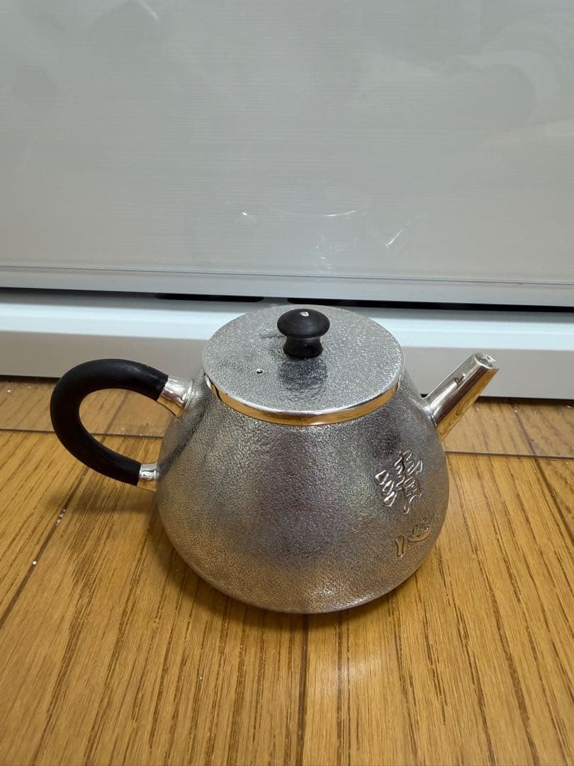 純銀製　鳥と枝図　片面意匠彫　銀製急須　小振り　煎茶道具