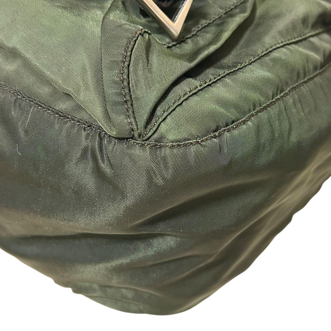 PRADA ショルダーバッグ　ナイロン　カーキ　プラダ　メッセンジャーバッグ