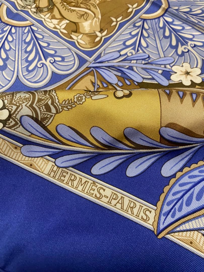HERMES シルクスカーフ 花と手のデザイン