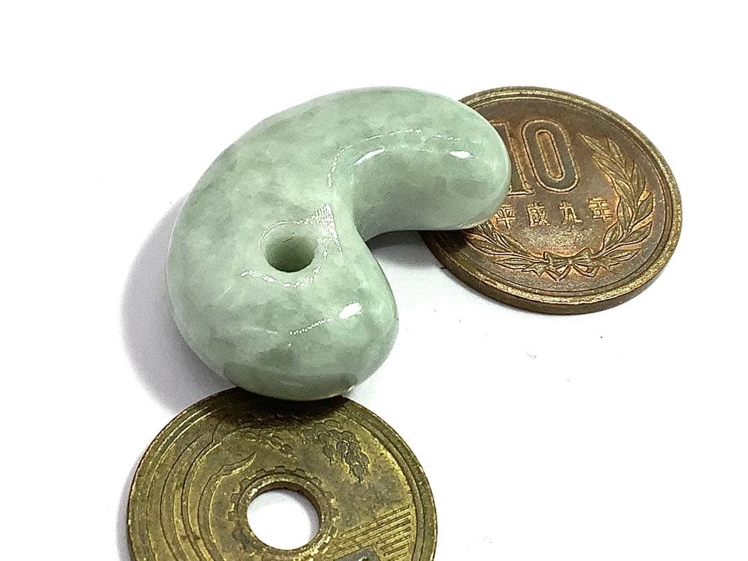 ⭕️天然の産物*氷紋様糸魚川翡翠勾玉‼️ 卸しお値段に自信あり　鑑定鑑別書　極上品質