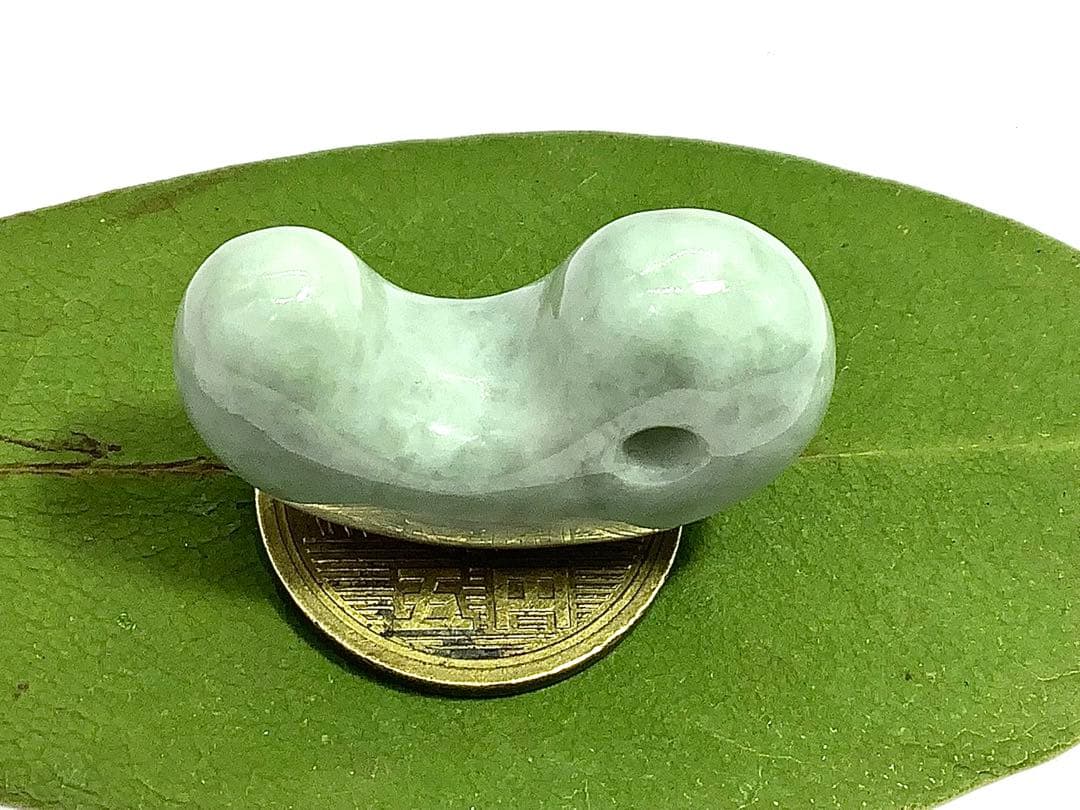 ⭕️天然の産物*氷紋様糸魚川翡翠勾玉‼️ 卸しお値段に自信あり　鑑定鑑別書　極上品質