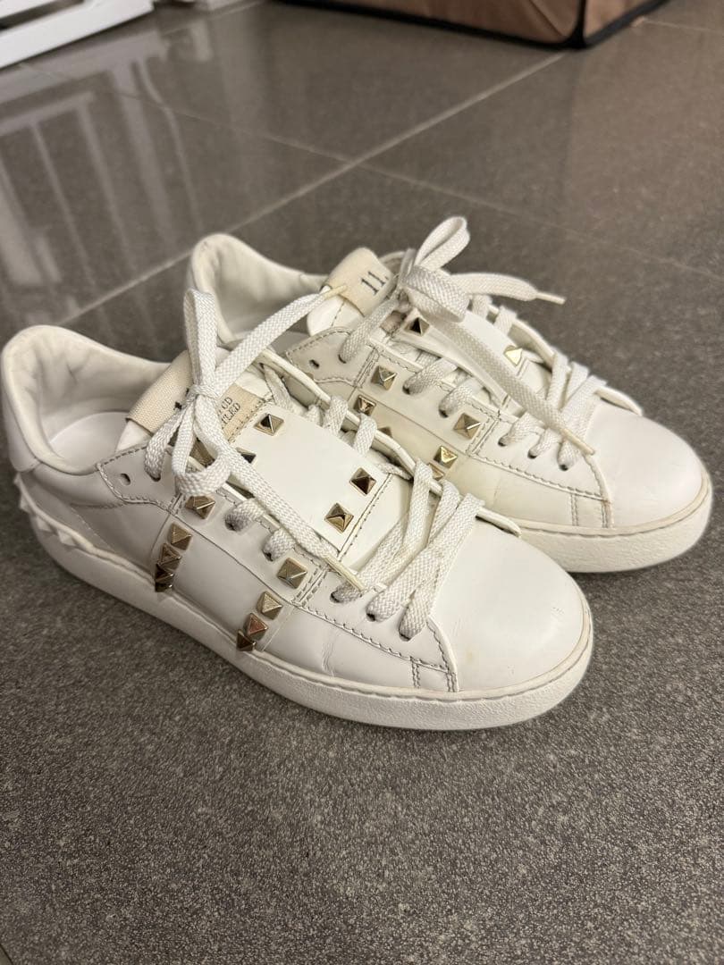クリーニング済み　美品！Valentino スタッズ付きホワイトスニーカー