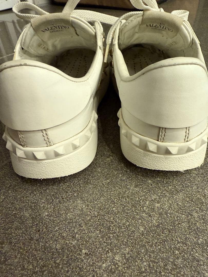 クリーニング済み　美品！Valentino スタッズ付きホワイトスニーカー