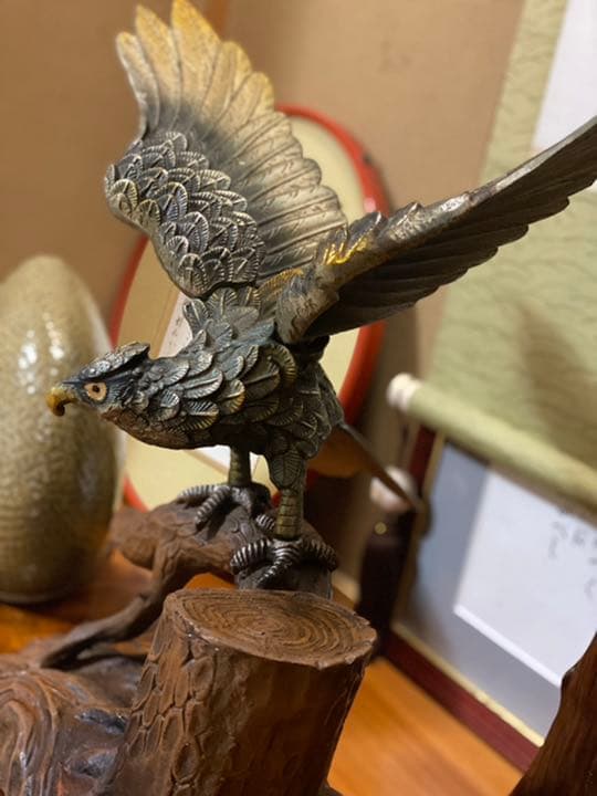 鷹の置物！金属製！今にも飛び立ちそうな躍動感溢れる鷹の工芸品です