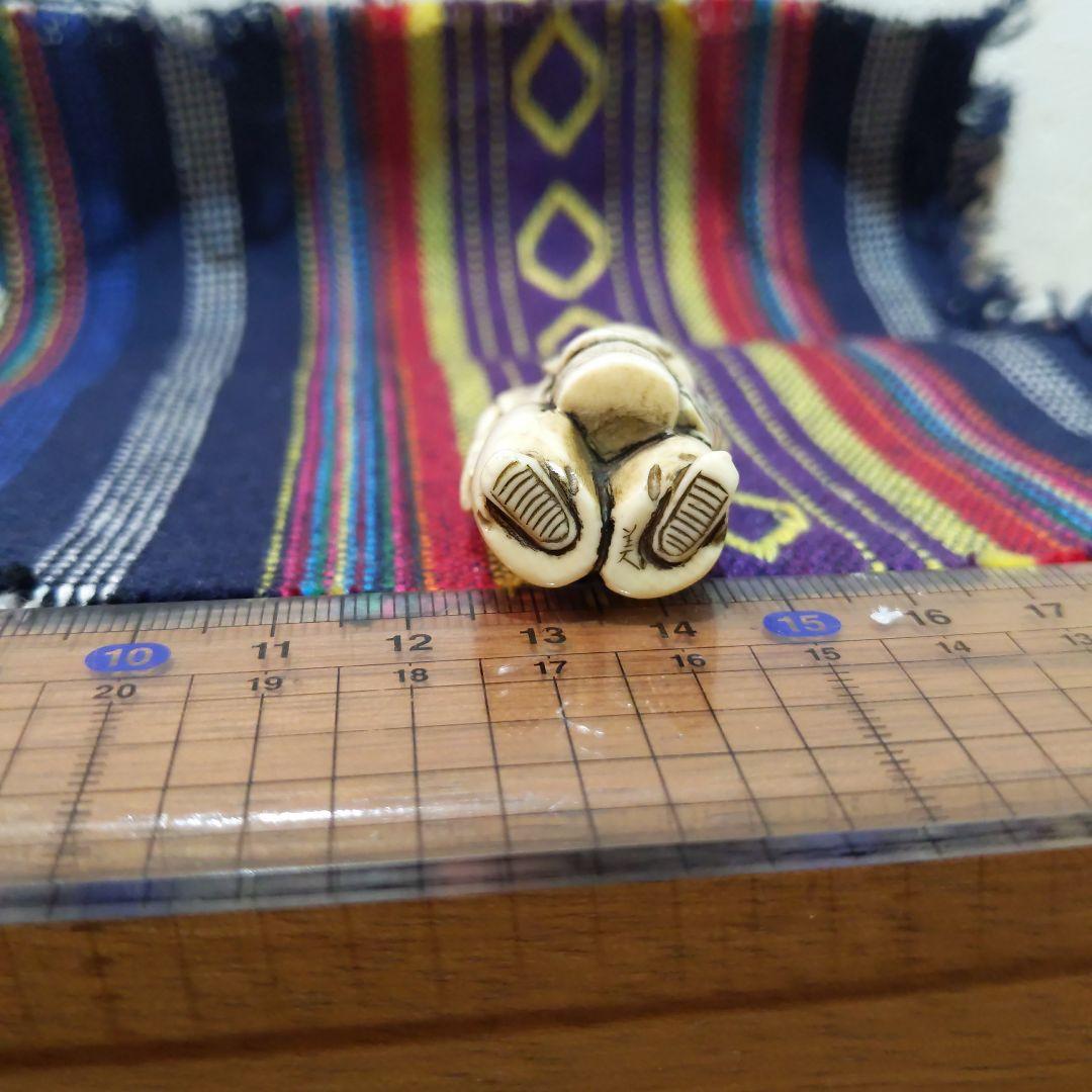 時代提物人物根付 天然素材 在銘【夜道 提灯を持つ人物】高約