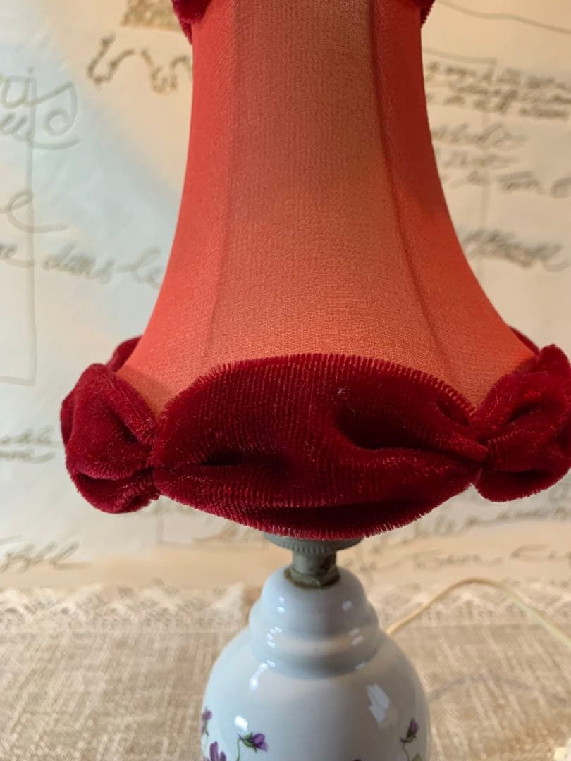 フランス製　アンティーク　スミレ柄の赤いシェードがプードルみたいな可愛いランプ！