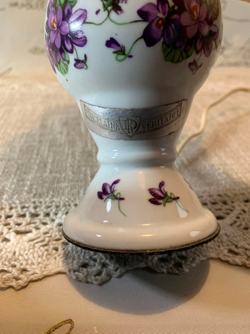 フランス製　アンティーク　スミレ柄の赤いシェードがプードルみたいな可愛いランプ！