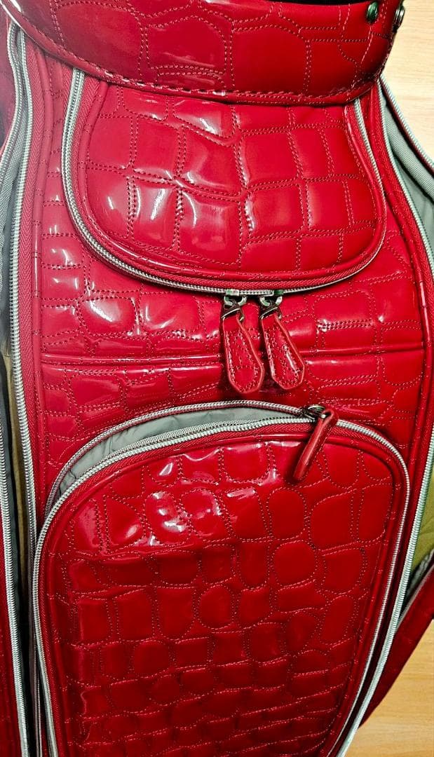 ヒロチナ新品未使用　OWL エナメル高級ワニ柄型押しゴルフバッグ レッド