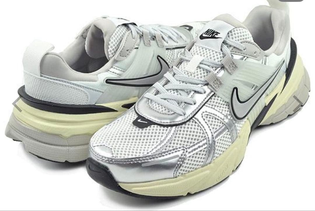 未使用新品箱あり⭐️Nike シルバー スニーカー　V2K RUN 24センチ