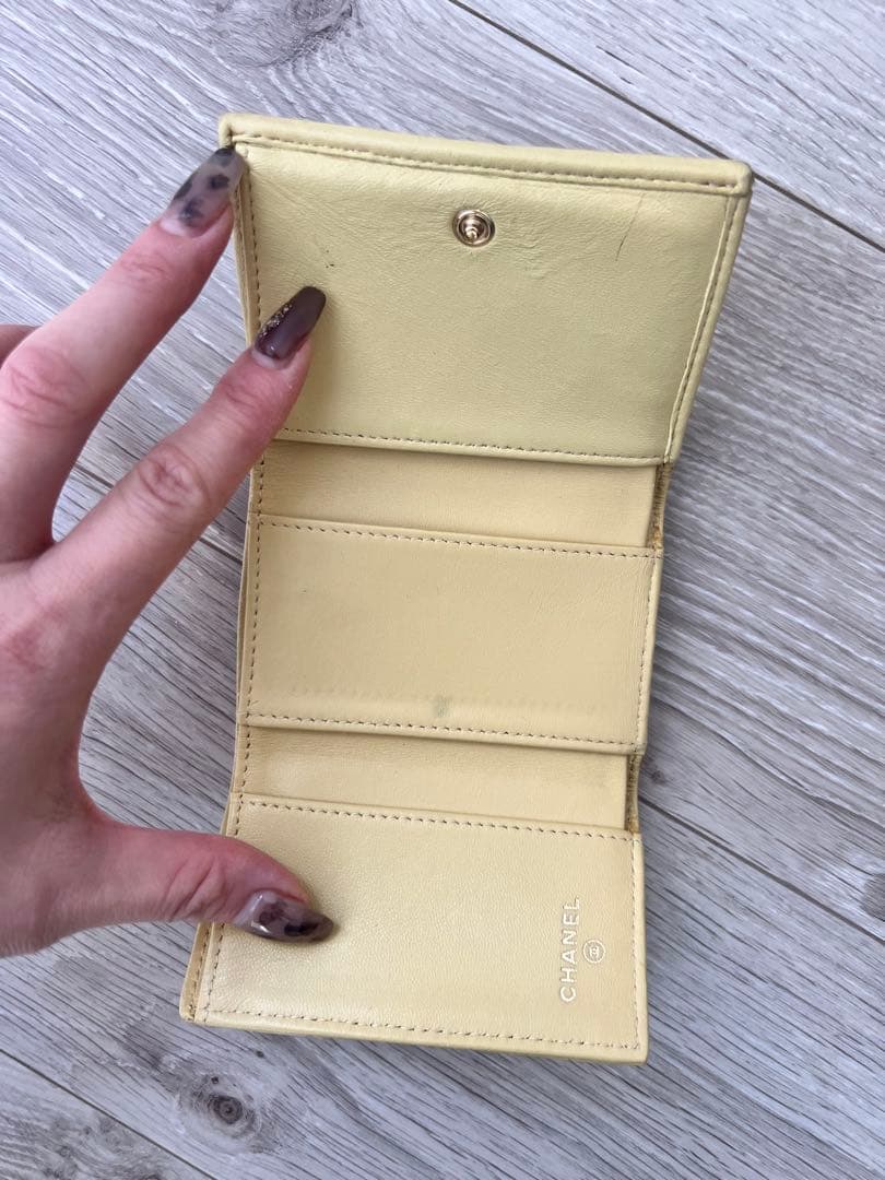 CHANEL イエロー キルティング 三つ折り財布 ラムスキン - メルカリ