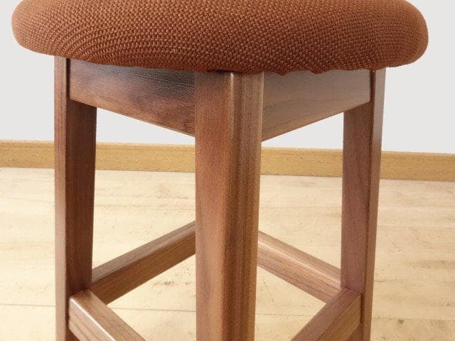 北海道手作り家具　ウォールナット材　スツール　座面布座（茶色）