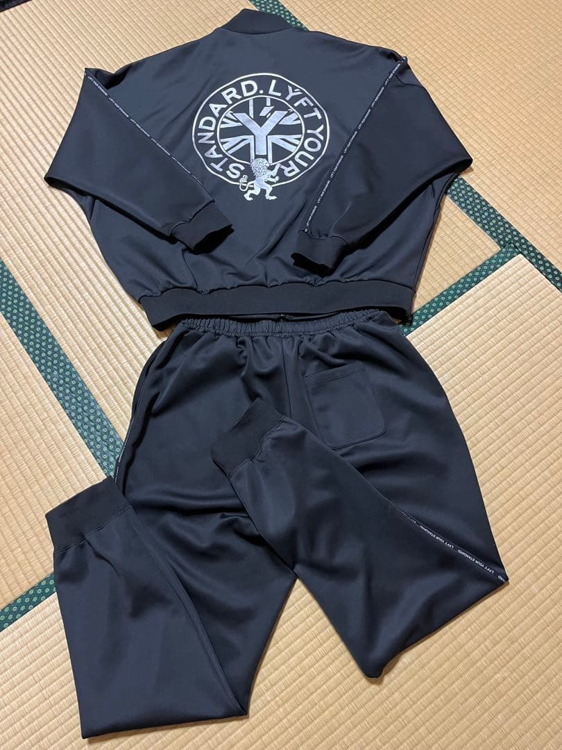 【美品】LYFT セットアップ　エンブレム　ジャージ　ブラック　バラ売り不可　M