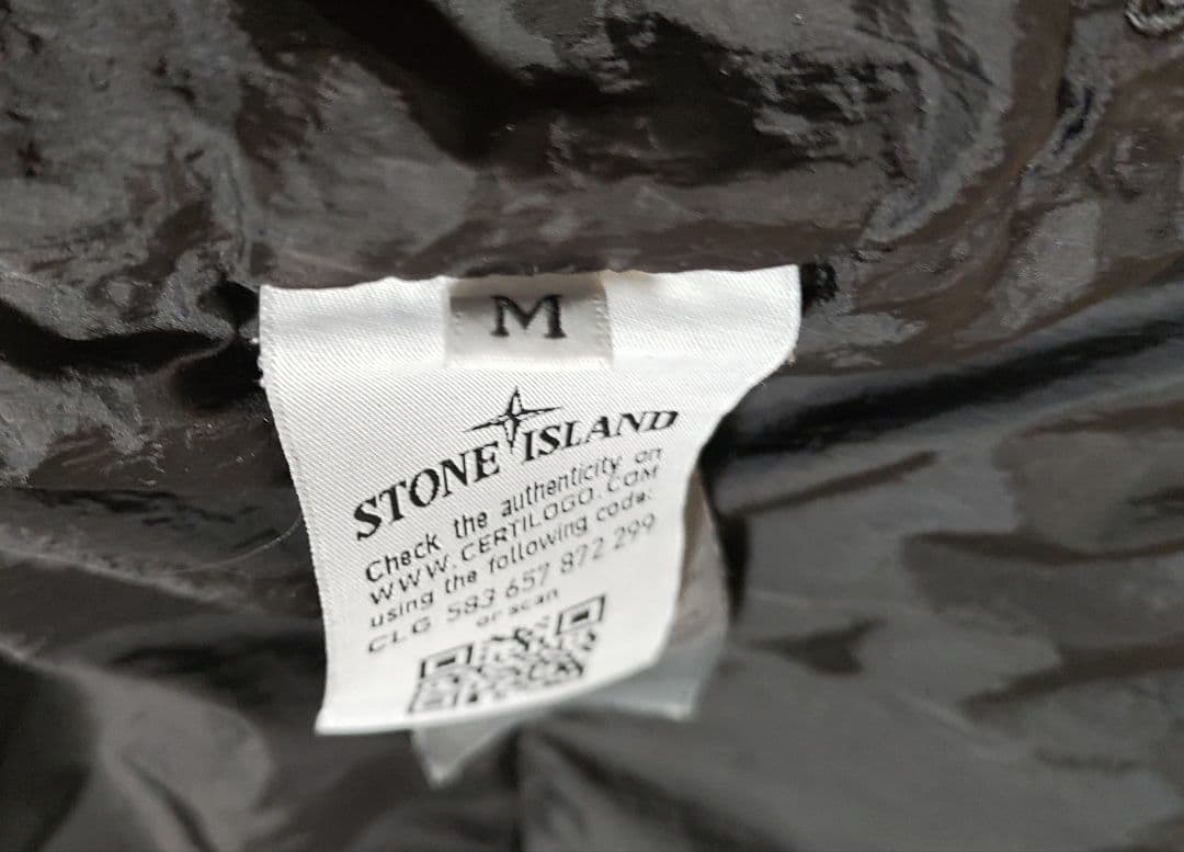 ストーンアイランド　ダウンジャケット　ブラック　Mサイズ