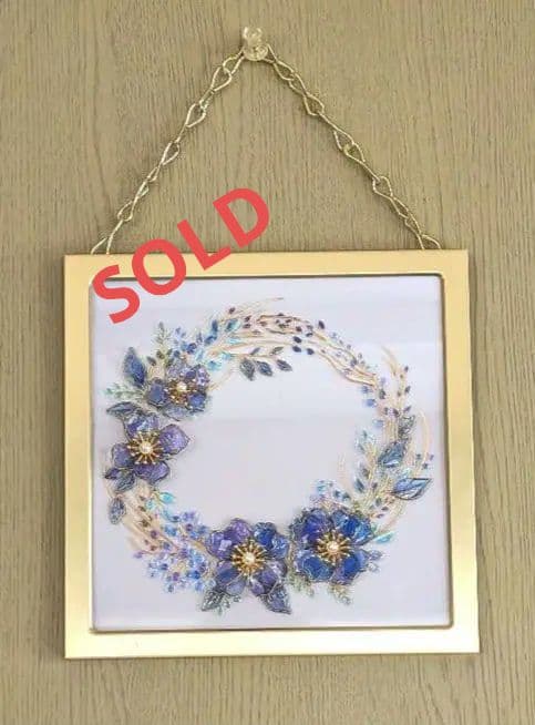 ワイヤーレジンアート『青い花のリース』壁掛け　オマケ台紙付き　ステンドグラス風 一点物】青い小花の壁飾り ウォールアート 約30㎝ ワイヤーリース