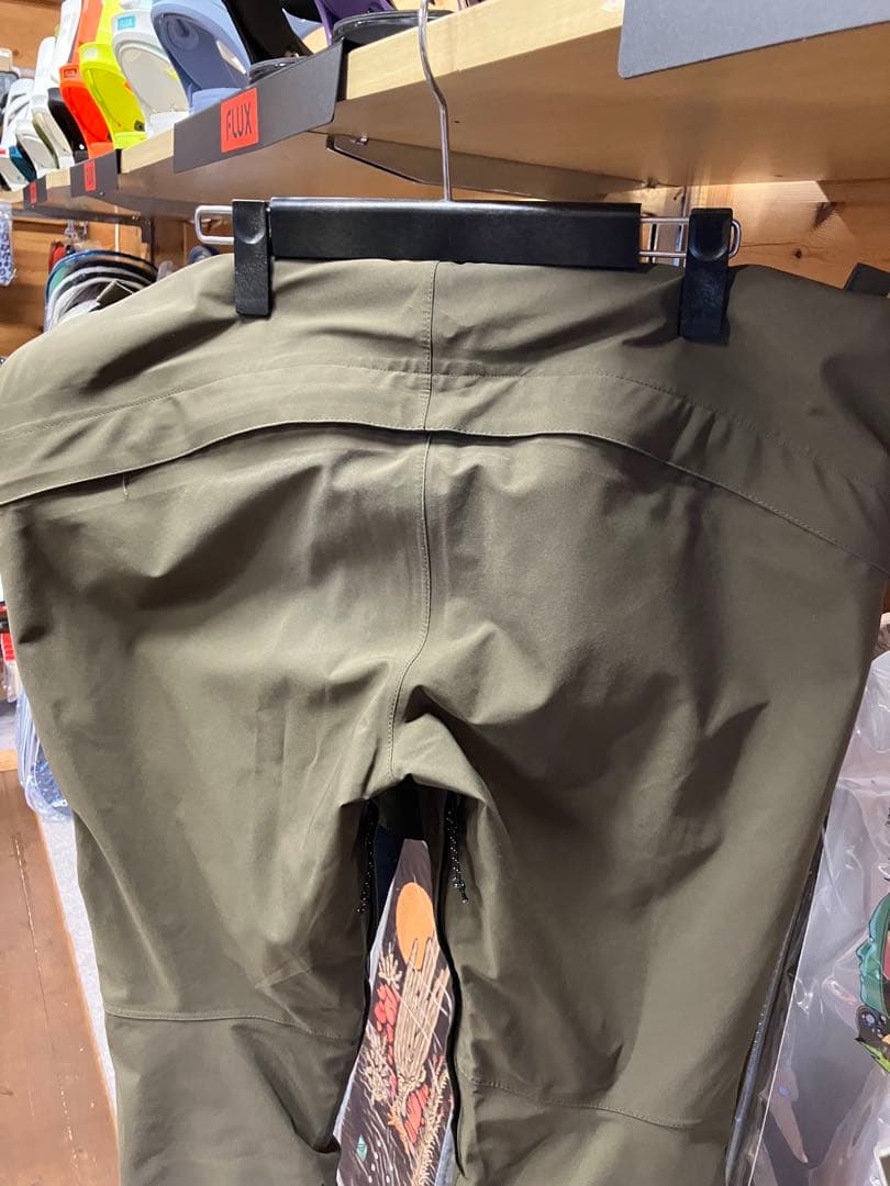 【USED】 VOLCOM ポルコム スノーボードウェア　ビブパンツ