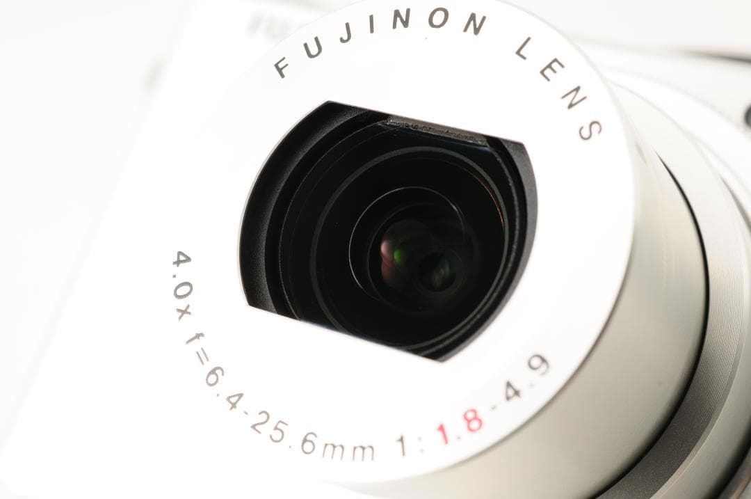 【美品 】 フジフイルム FUJIFILM XQ1 シルバー コンパクトカメラ