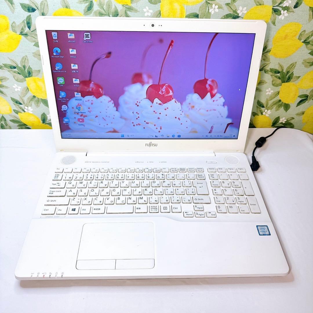 ホワイト可愛い❤️高性能Core i7❤️Windows11、SSD、面倒な設定済み