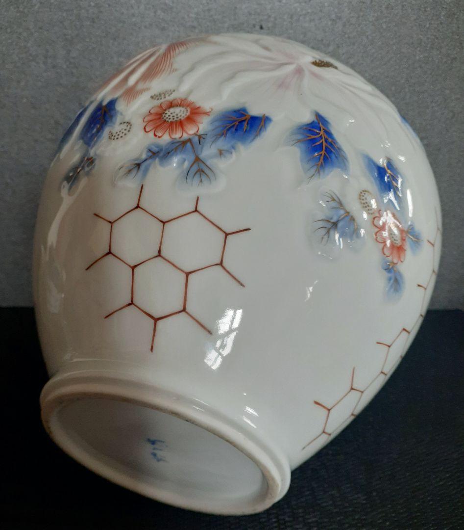 【時代古作品】肥前有田焼　在銘　陽刻浮彫　金彩色絵　牡丹に菊花図　花入れ　花瓶