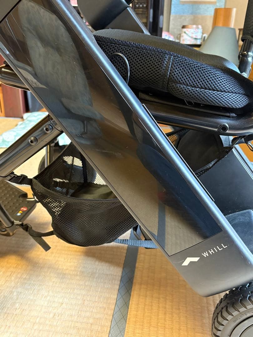 折りたたみ式電動車椅子　WHILL Model F