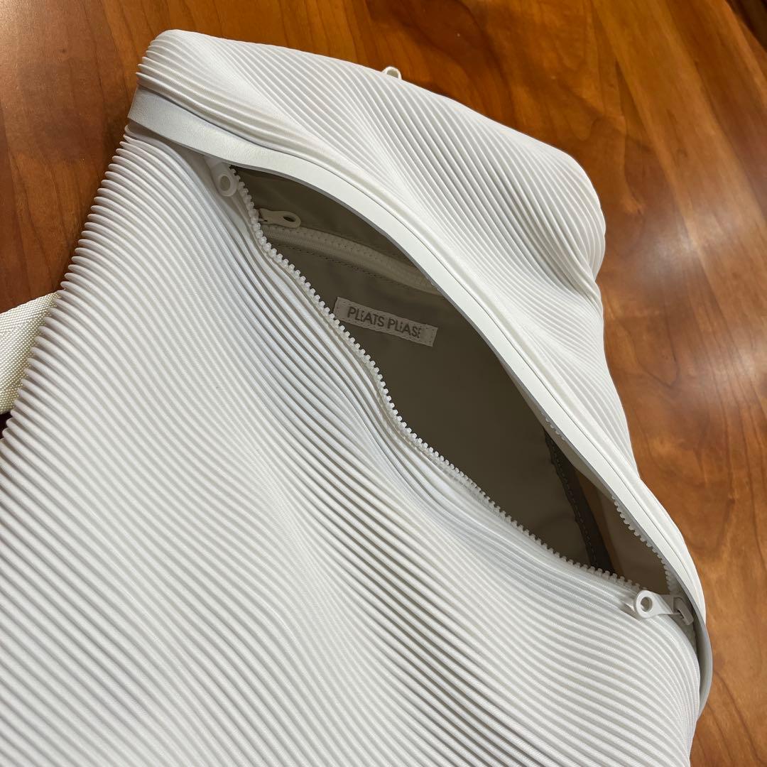 プリーツプリーズ　リュック （ホワイト　イッセイミヤケ　未使用）