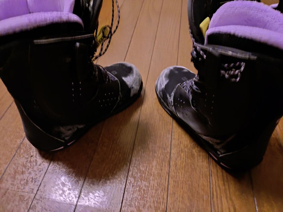 SALOMON 女性用ハイエンドスノーボードブーツ ブラック/ピンク