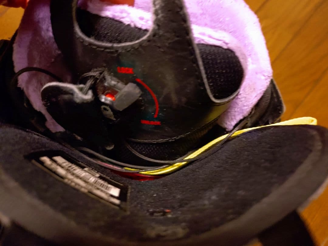 SALOMON 女性用ハイエンドスノーボードブーツ ブラック/ピンク