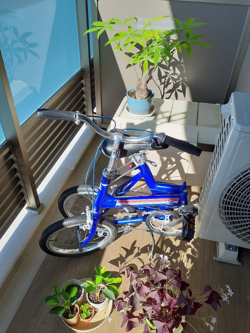 青い折りたたみ自転車