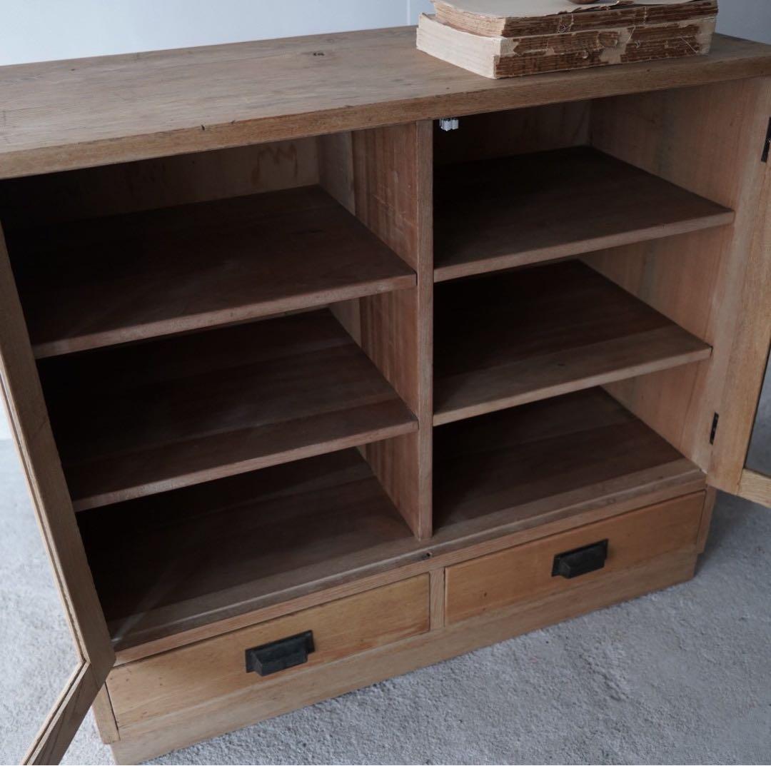 開き戸のキャビネット